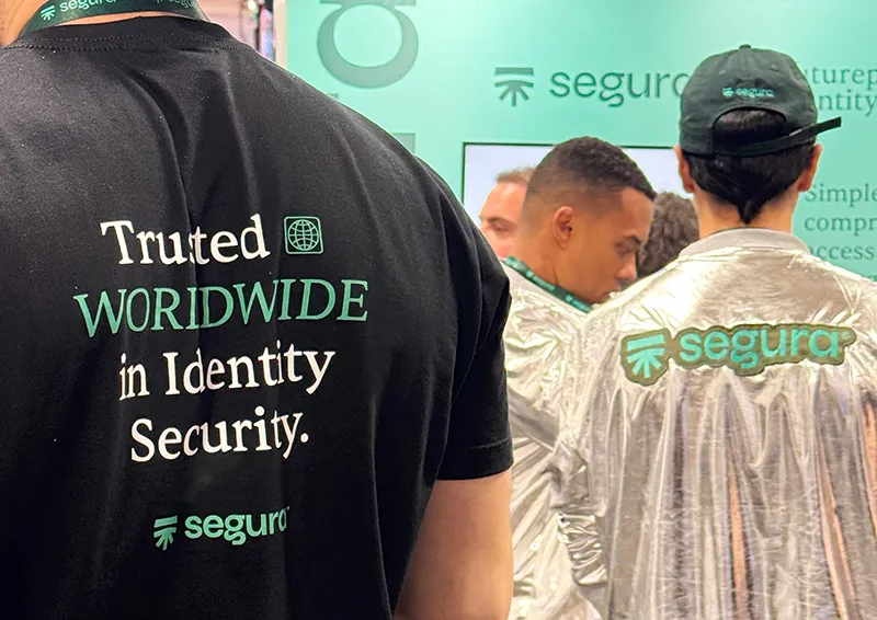 Equipe da Segura™ em um evento, com a camiseta “Trusted worldwide in identity security” e jaquetas prateadas